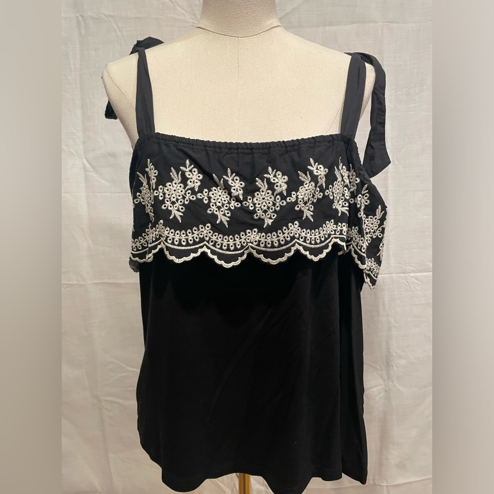 Reath & Wren embroidered top. Tie straps. - Picture 6 of 8
